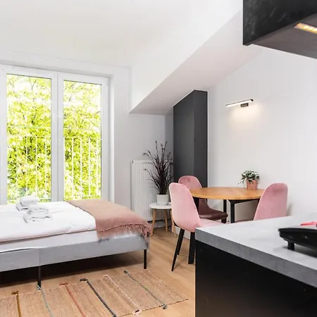 Smart - Old Town & Main Train Station - By Upstairs Apartment *