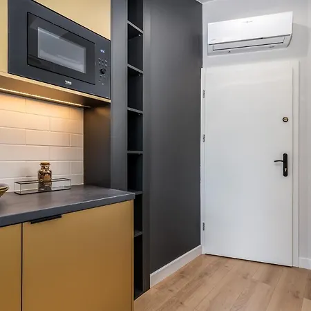 Apartment Smart - Old Town & Main Train Station - By Upstairs Krakow